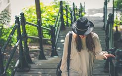 梦见陌生女人送了一套衣服