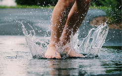 女人梦见下雨是啥意思