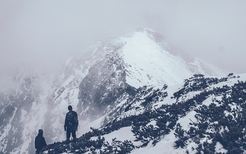 梦见下雨和朋友一起爬山