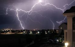 梦见下暴雨打雷有什么预示